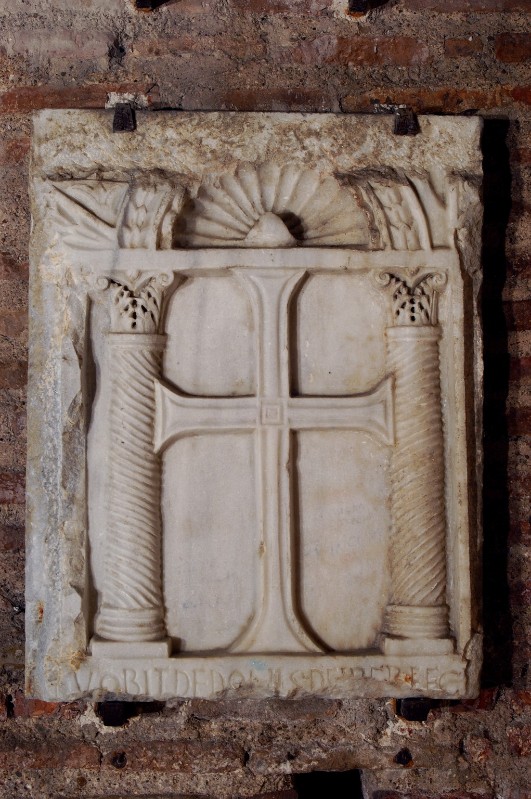 Ambito ravennate-bizantino sec. VI, Frammento di altare a colonnine tortili 2/2