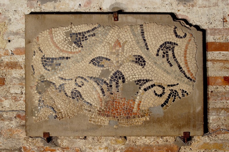 Ambito ravennate-bizantino sec. V, Frammento di mosaico con disegno fitomorfo
