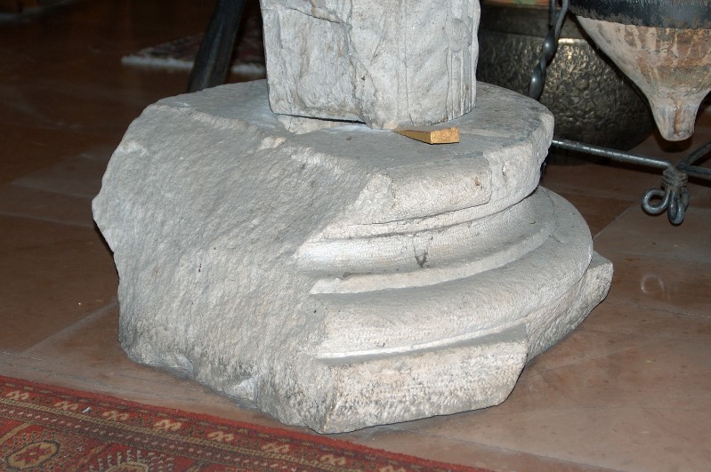 Ambito ravennate secc. V-VI, Base in marmo greco scolpito