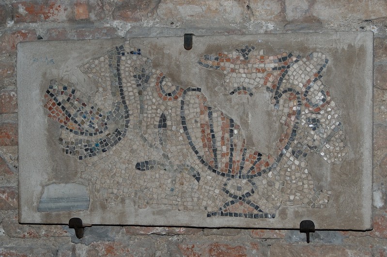 Ambito ravennate secc. VI-VII, Mosaico con pavoni ai lati del cantharos