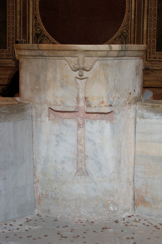 Ambito ravennate-bizantino sec. V, Ambone con croce e colomba in rilievo
