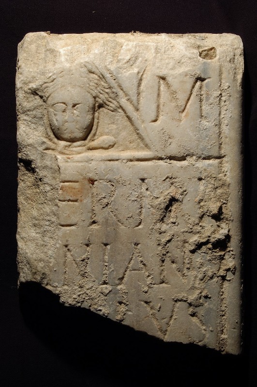 Ambito ravennate sec. II, Frammento di stele funeraria in marmo greco