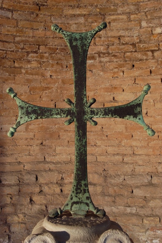 Ambito ravennate-bizantino (688), Croce in bronzo con iscrizione