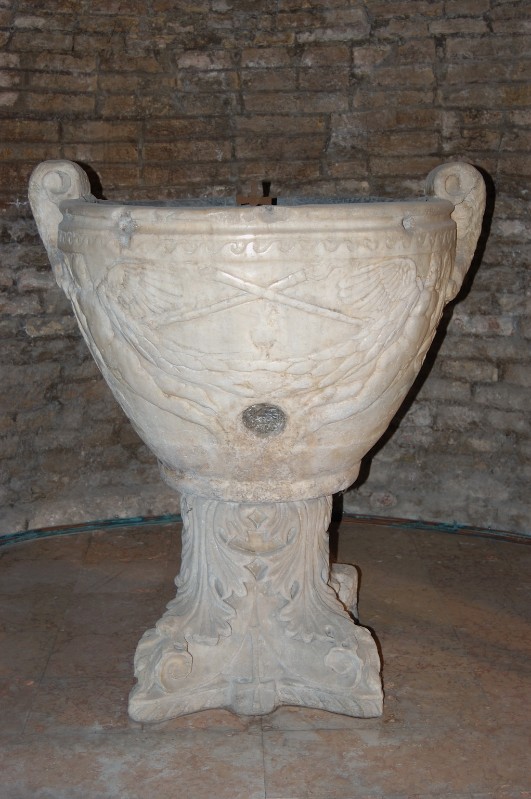 Ambito romano sec. I, Vaso in marmo con genio reggi fiaccola