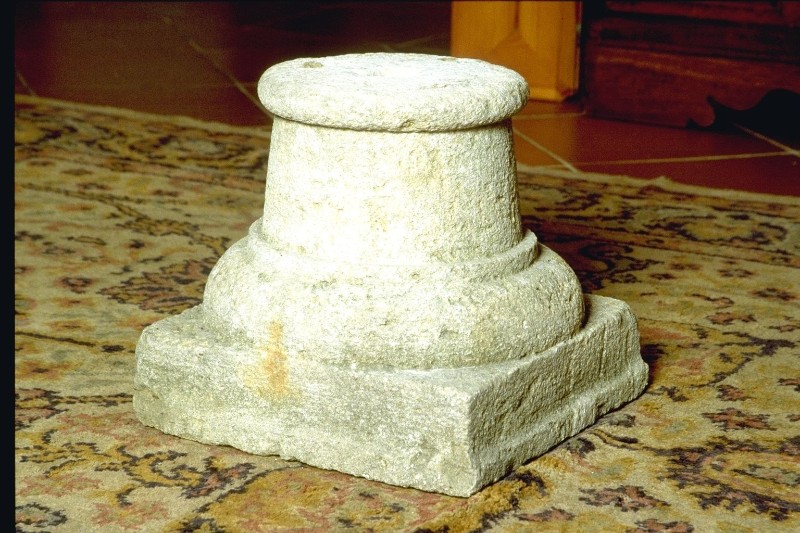 Ambito romano secc. III-IV, Capitello in pietra