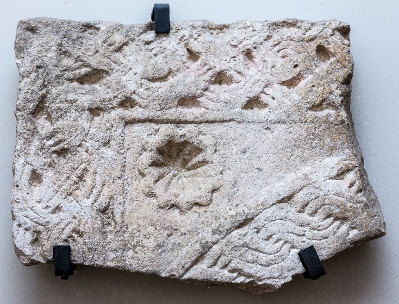 Maestranze Italia centrale sec. IX, Frammento di arcata di ciborio con stella