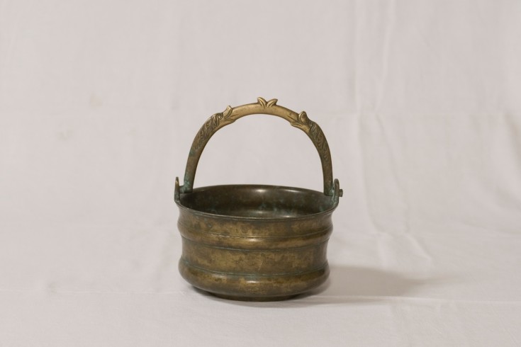 Bott. toscana sec. XVIII, Secchiello in ottone con serpenti nel manico