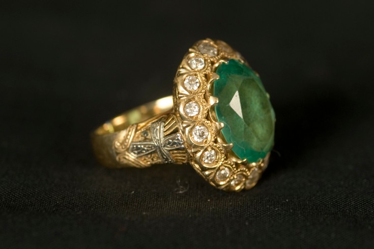 Bott. italiana sec. XX, Anello in oro con pietra verde ovale