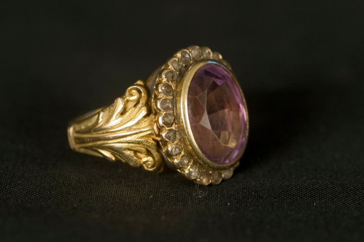 Bott. italiana sec. XX, Anello in oro con pietra viola ovale