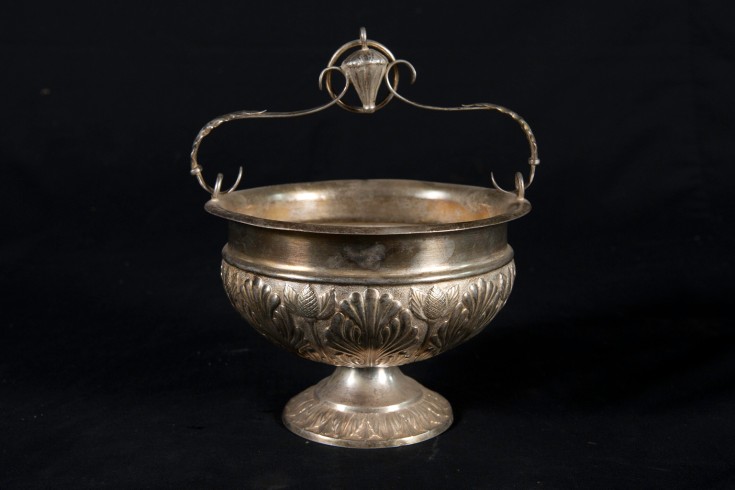 Bott. italiana (1881), Secchiello in argento con pigne nella coppa
