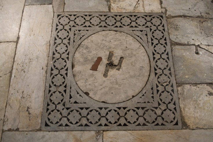 Bott. lucchese sec. XIV, Lastra pavimentale con motivi geometrici
