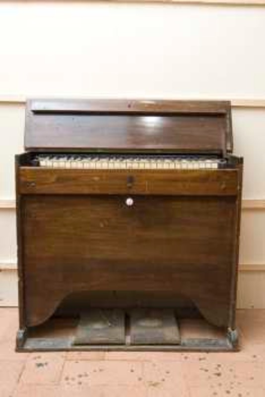 Ambito toscano sec. XIX, Organo in legno intagliato a due pedali
