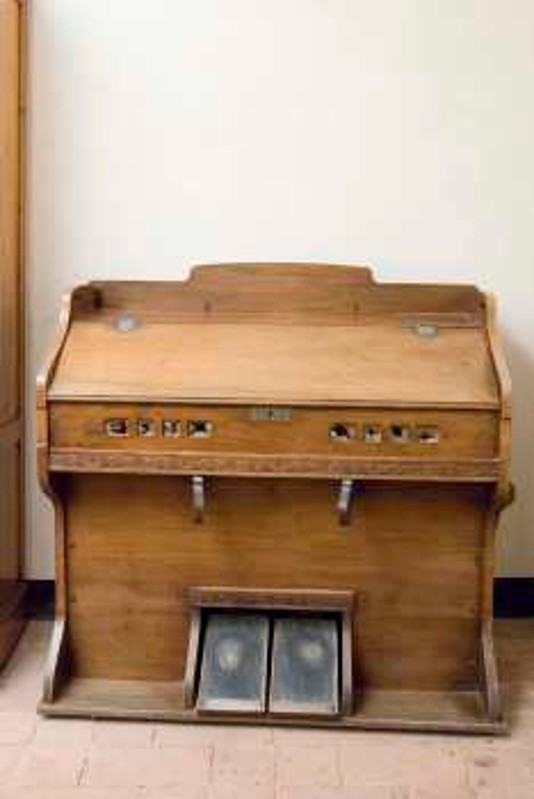 Ambito trentino sec. XIX, Organo meccanico in legno intagliato a due pedali