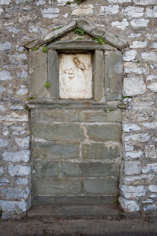 Bottega toscana sec. XVII, Altarolo in pietra con copertura a capanna