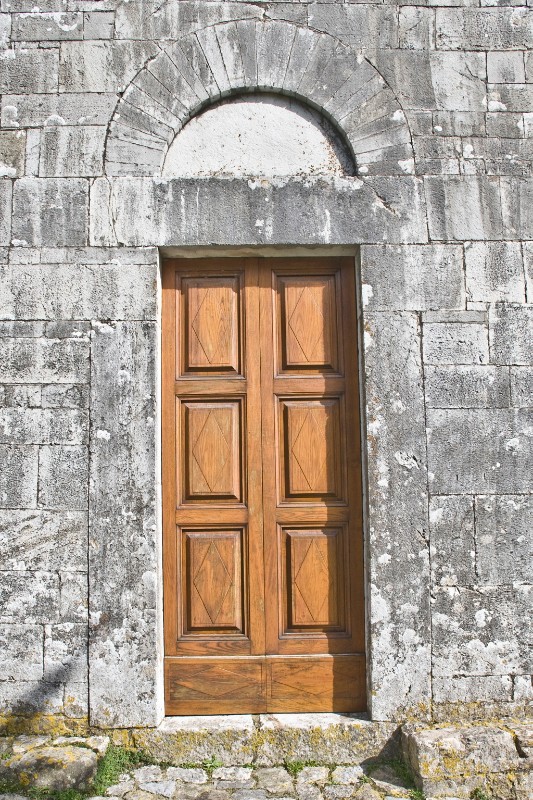 Ambito toscano sec. XI, Portale in pietra con arco cieco