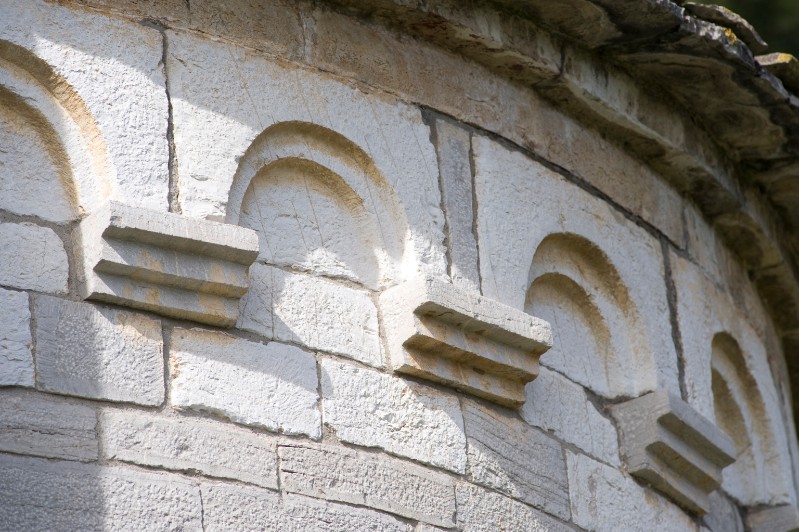 Ambito toscano sec. XI, Cornice architettonica ad archi ciechi modanati