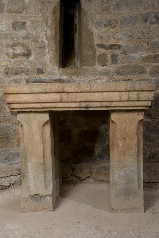 Bott. lucchese sec. XII, Altare in pietra con cornici modanate