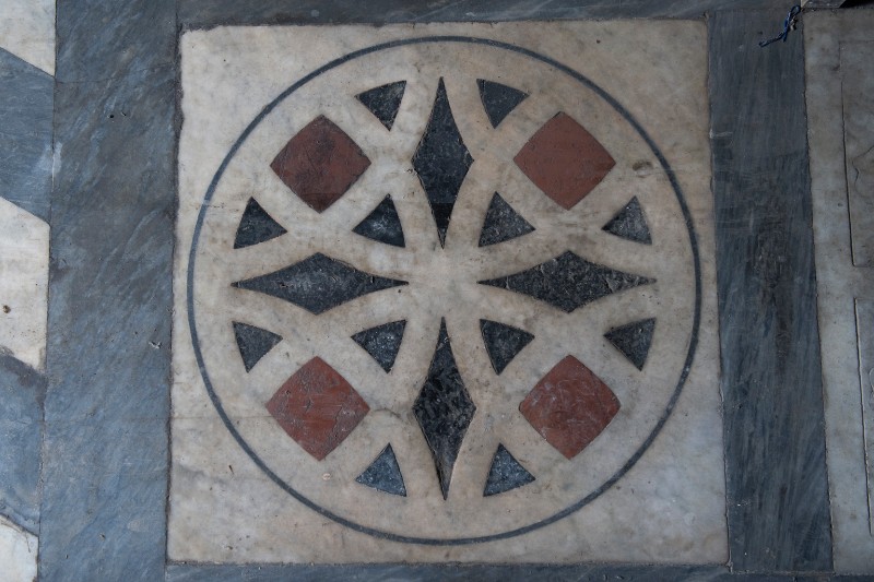 Bottega lucchese sec. XI, Bassorilievo intarsiato con figure geometriche