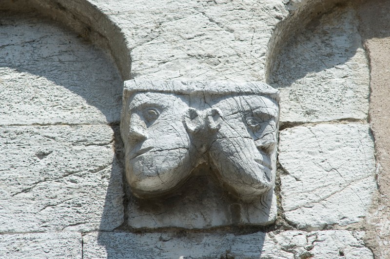Bott. toscana sec. XII, Mensola in pietra calcarea con protomi umane