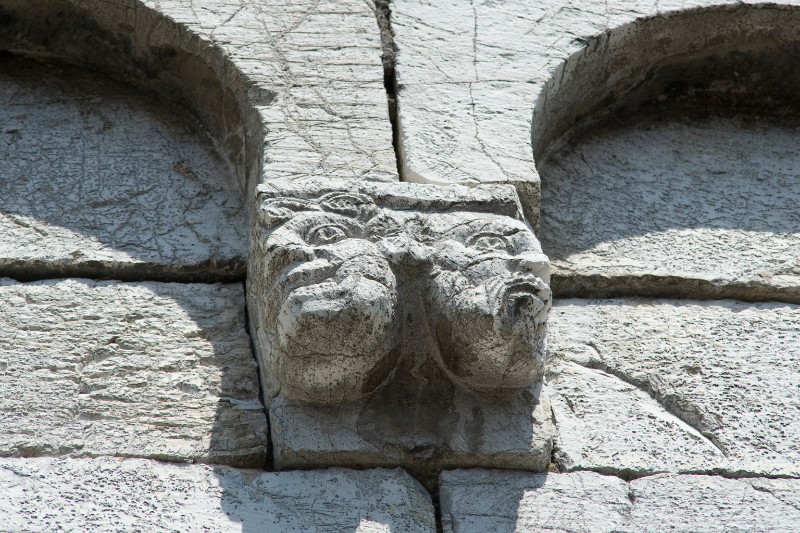 Bott. toscana sec. XII, Mensola in pietra calcarea con mascheroni