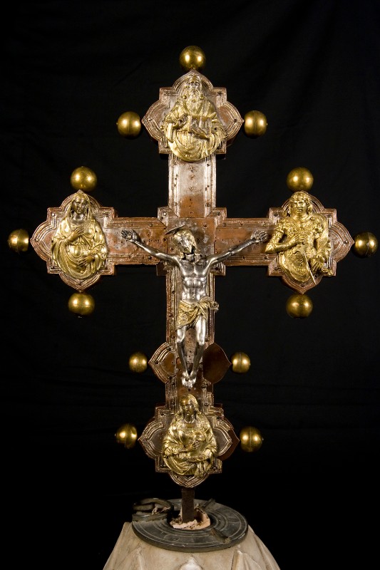 Bottega lucchese sec. XVI, Croce astile con lamine di rame argentate