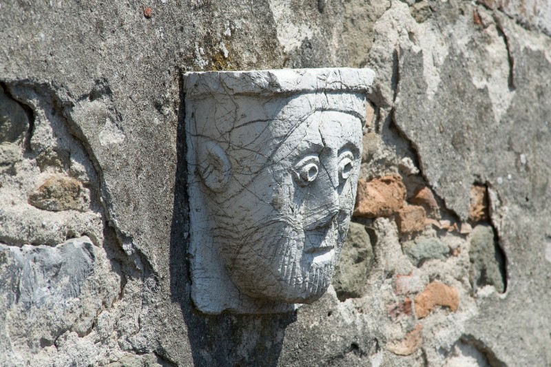 Bott. toscana sec. XII, Mensola in pietra calcarea con protome umana barbuta 2/2
