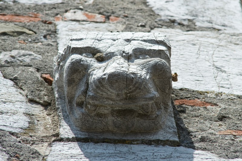 Bott. toscana sec. XII, Mensola in pietra calcarea con protome leonina