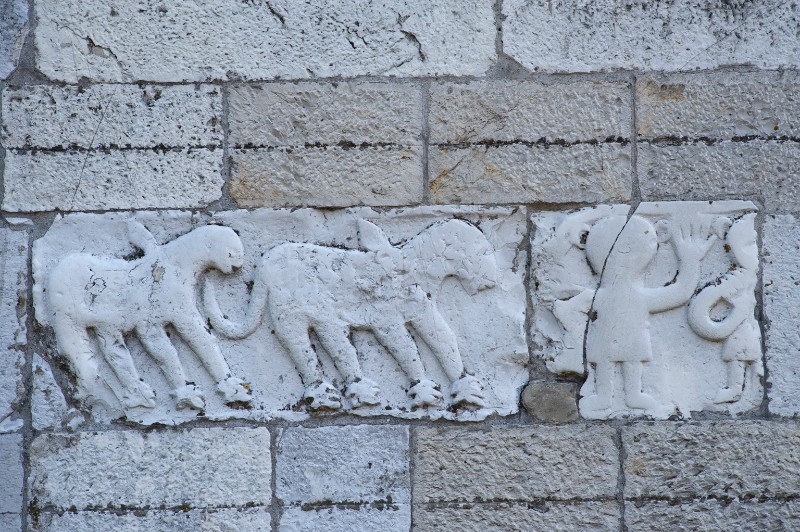 Maestranze italiane sec. XI, Bassorilievo con animali e figure umane