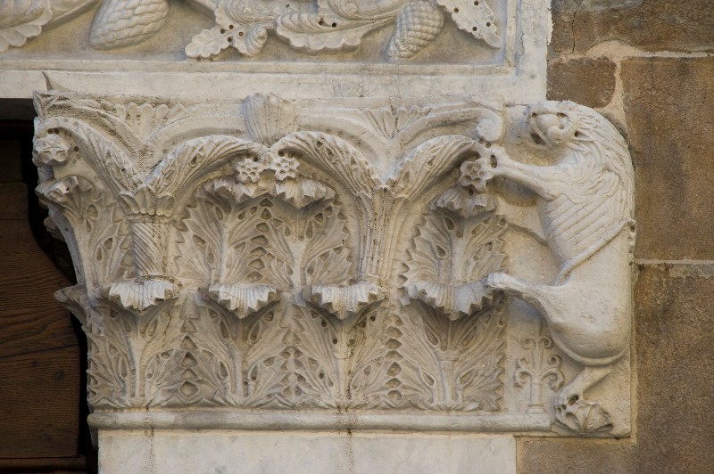 Guidetto secc. XII-XIII, Capitello con foglie e leone rampante a destra 2/2