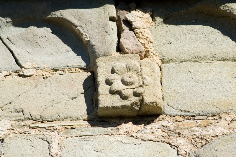 Maestranze toscane sec. XI, Mensola con fiore in pietra arenaria