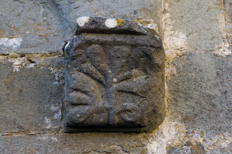 Maestranze toscane sec. XI, Mensola con foglietta in pietra arenaria