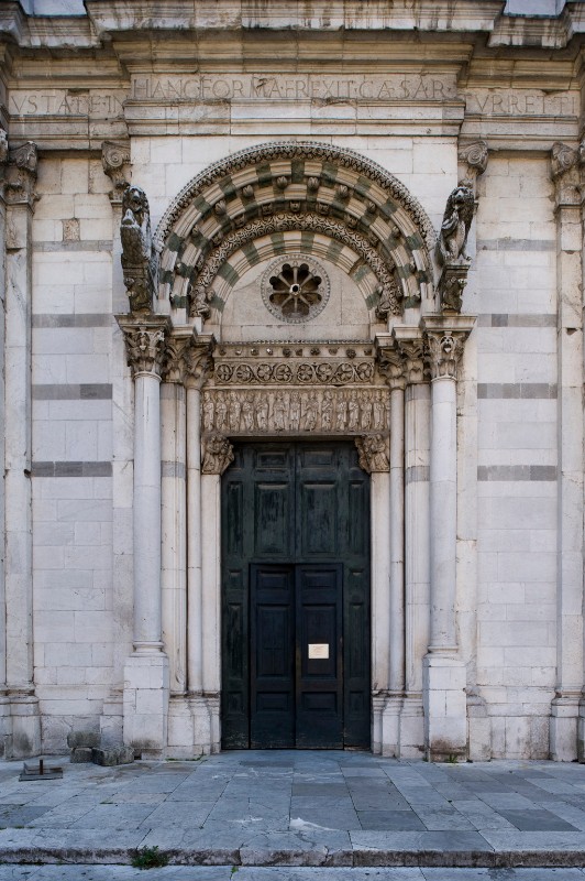 Maestranze lombarde sec. XII, Portale in marmo con decorazioni scultoree