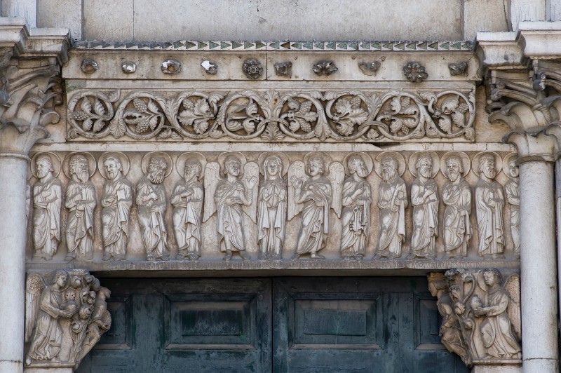 Maestranze lombarde sec. XII, Architrave figurato in marmo