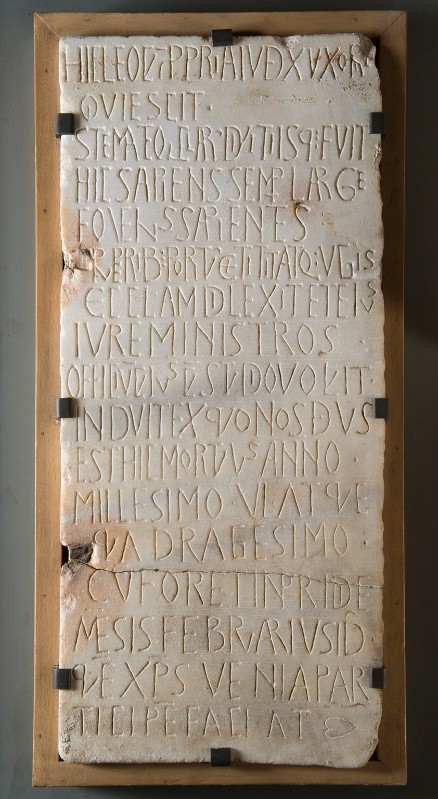 Bott. lucchese (1046), Lapide sepolcrale in marmo con iscrizione