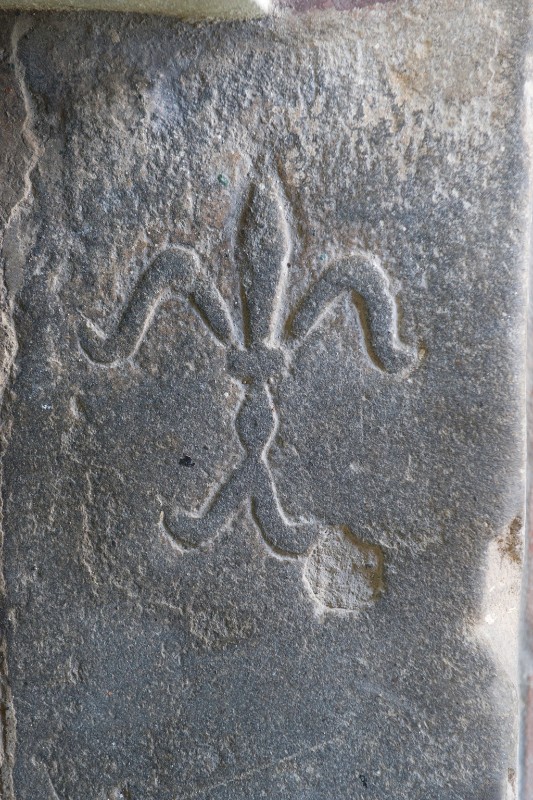 Maestranze toscane sec. XI, Gradino in pietra arenaria con giglio a rilievo