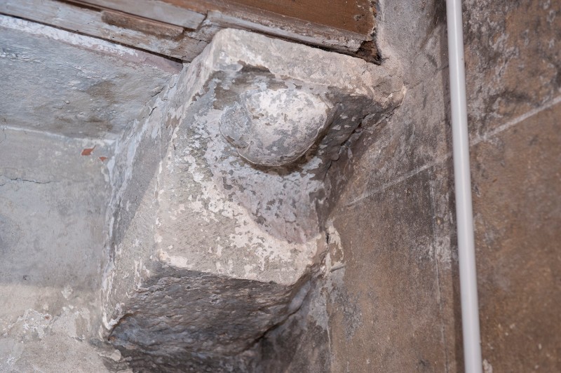 Bott. toscana sec. XI, Mensola architettonica in pietra con voluta 2/2