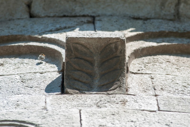 Bott. toscana sec. XI, Mensola architettonica con stelo di foglie 2/5
