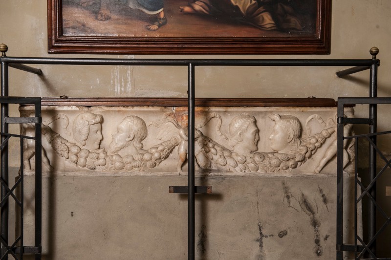 Maestranze italiane sec. III, Vasca sarcofago con volti tra putti con ghirlande