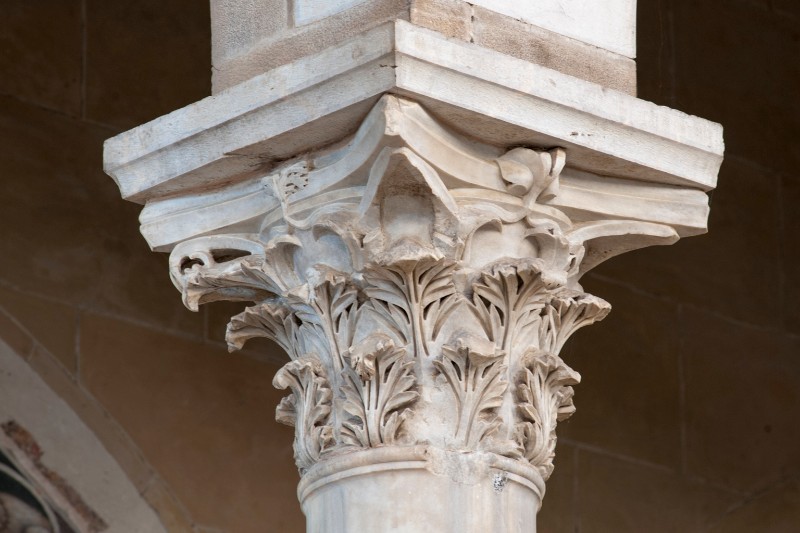 Ambito romano sec. IV, Capitello corinzio con fiore sfrangiato nell'abaco