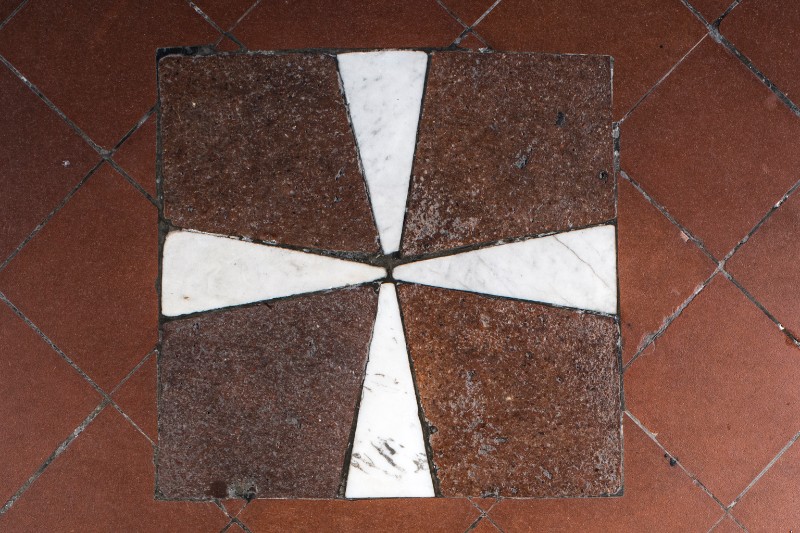 Ambito toscano sec. XII, Formella quadrangolare rossa con triangoli in marmo