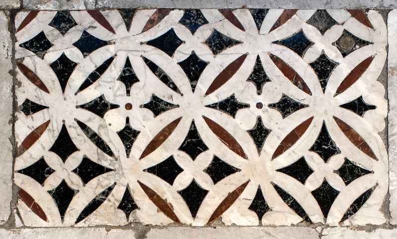 Ambito romano sec. VIII, Mosaico in tessere marmoree con fiori quadripetali