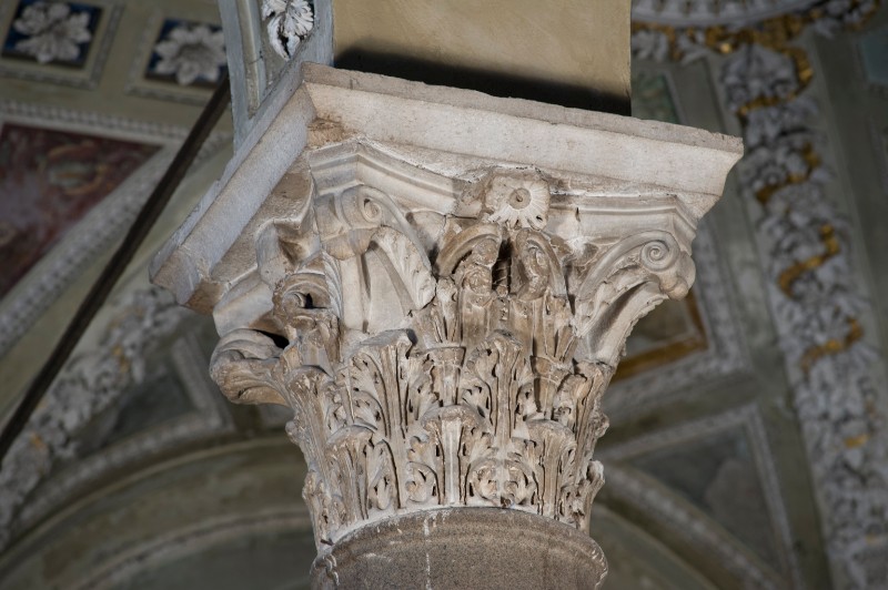 Ambito romano sec. II, Capitello in marmo con foglie d'acanto aggettanti 2/2