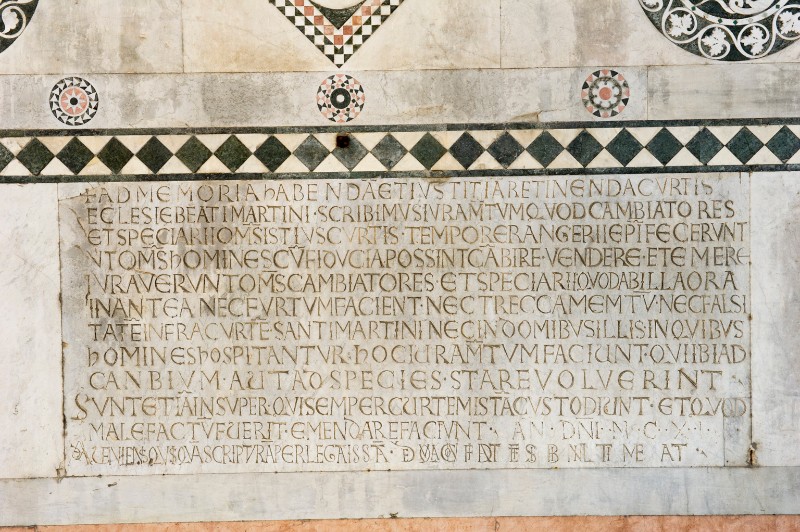 Bott. lucchese (1111), Epigrafe in pietra con iscrizione a caratteri capitali