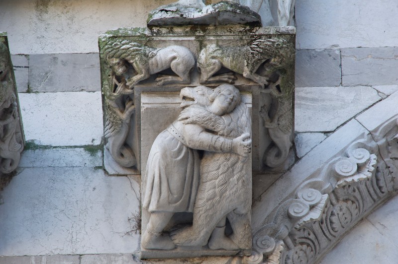 Guidetto sec. XII, Mensola architettonica con profeta che abbraccia l'orso