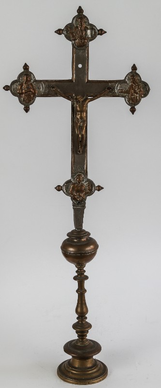 Bottega toscana sec. XVII, Croce d'altare in bronzo con terminazioni lobate