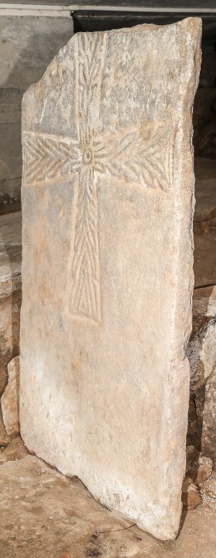 Maestranze longobarde sec. VIII, Lastra tombale con croce 1/2