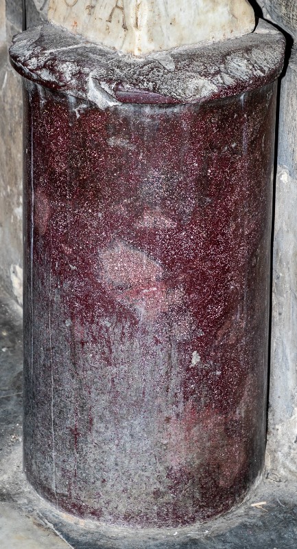 Ambito Italia centrale secc. IV-V, Frammento di pilastro in porfido