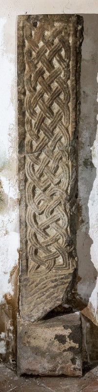 Maestranze Italia centrale sec. IX, Bassorilievo in pietra con intreccio