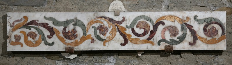 Bottega aretina secc. XIII-XIV, Frammento di cornice di paliotto con girali 2/3