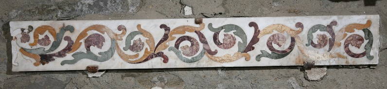 Bottega aretina secc. XIII-XIV, Frammento di cornice di paliotto con girali 1/3